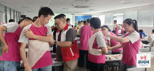 好的股票配资平台 红十字会送急救技能进企业 物流小哥现场演练高温天气热射病抢救